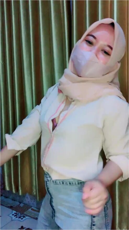 Bokep Jilbab - Buka Kancing Tika Ukhty Cantik Pamer Belahan