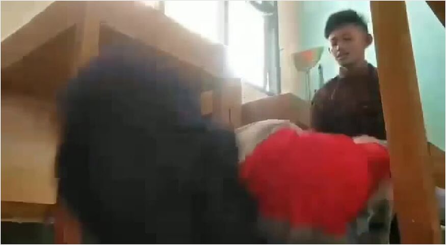 Thumbnail Video Sex Ngewe di lantai bawah meja kelas lonte
