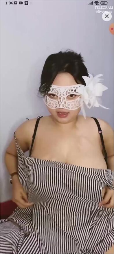Nia Tobrut Kacamata Pamer Susu Basah Dream